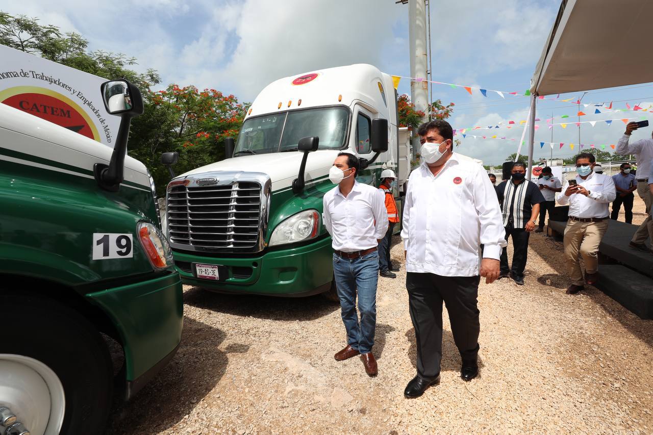 Vila supervisa vehículos de traslado de balasto para el Tren Maya